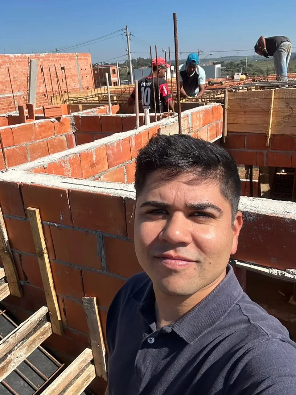 Halef Souza acompanhando uma obra